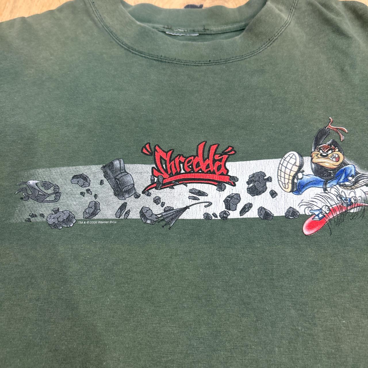 Vintage 2000 Warner Bros “Shredda” T-Shirt – Green Graphic Tee | Skate Style Streetwear | Retro Looney Tunes Design