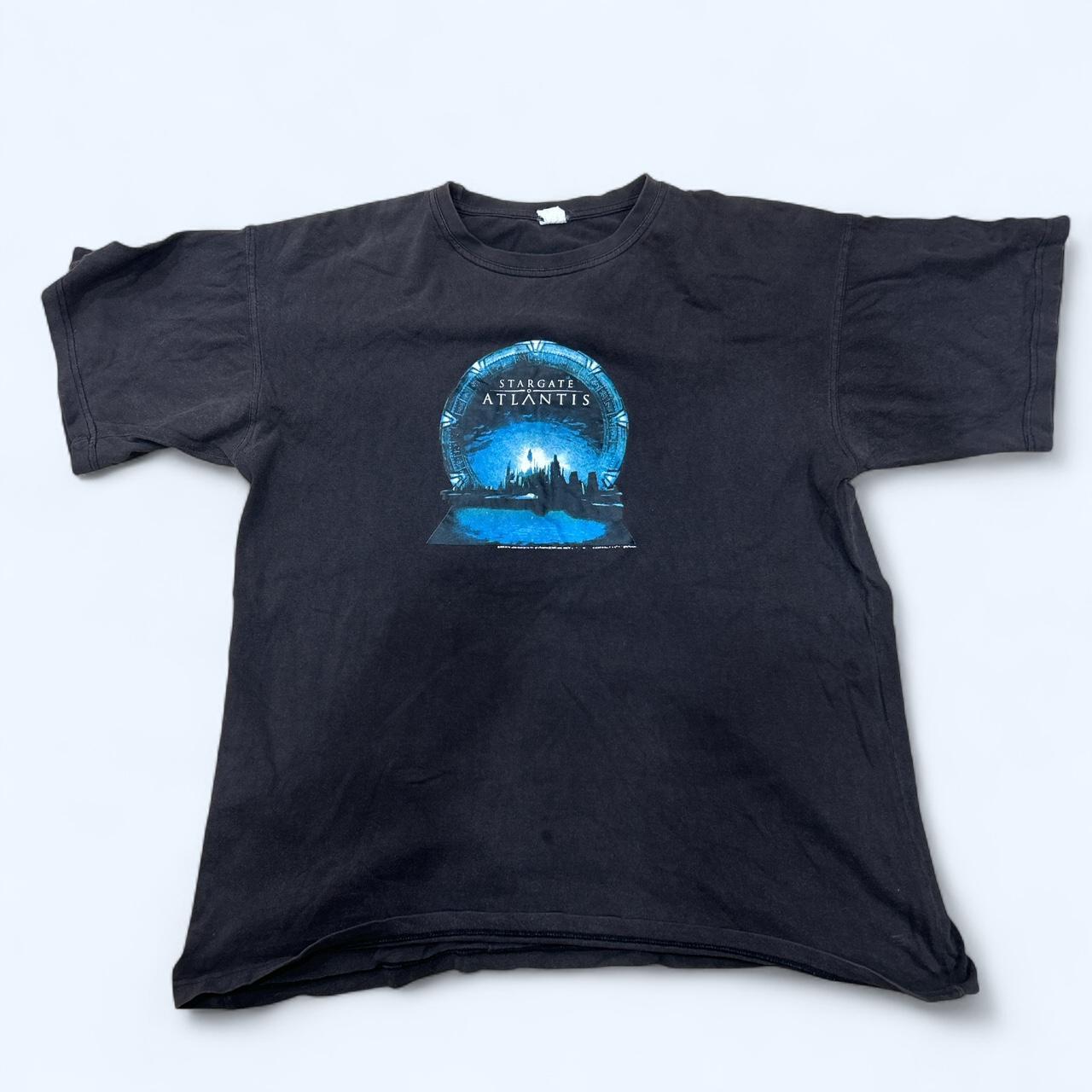 Vintage Stargate Atlantis T-Shirt – 2000s Sci-Fi Graphic Tee | Black Cotton TV Show Shirt | Retro Sci-Fi Fan Collectible